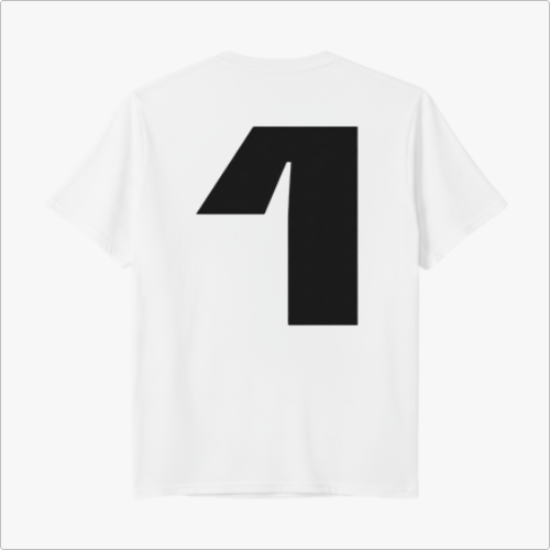 Camiseta com estampa frontal de número pequeno no peito e estampa traseira de número grande dominando o centro das costas, criando um efeito esportivo.