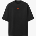 Camiseta com estampa frontal de logotipo estilizado "TK" e estampa traseira de figura angelical com asas, espada e escudo, acompanhada de inscrição latina.