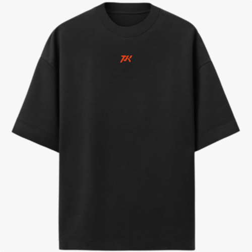 Camiseta com estampa frontal de logotipo estilizado "TK" e estampa traseira de figura angelical com asas, espada e escudo, acompanhada de inscrição latina.