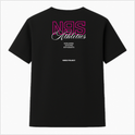 Camiseta com estampa frontal de "N9S Athletics" em fonte estilizada e estampa traseira similar, ampliada, incluindo "Worldwide Athletes Enthusiasts" e "Nines Project".