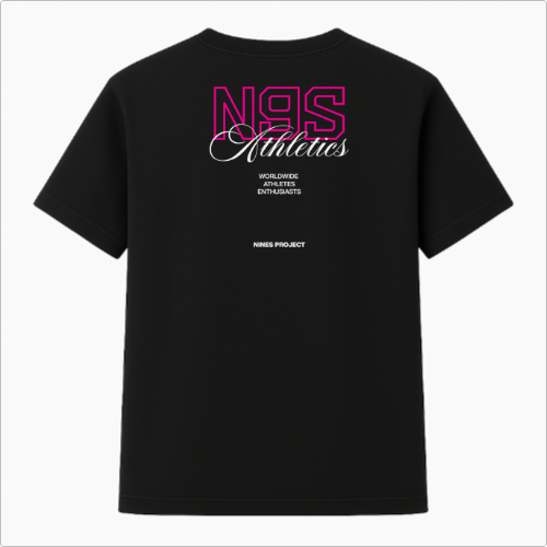 Camiseta com estampa frontal de "N9S Athletics" em fonte estilizada e estampa traseira similar, ampliada, incluindo "Worldwide Athletes Enthusiasts" e "Nines Project".