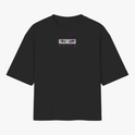 Camiseta com estampa frontal de olhos intensos e nome em destaque, e estampa traseira de personagem estilizado com texo, figuras geométricas e ilustrações.