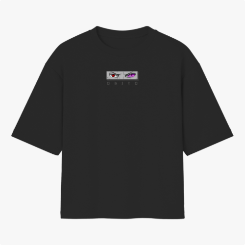 Camiseta com estampa frontal de olhos intensos e nome em destaque, e estampa traseira de personagem estilizado com texo, figuras geométricas e ilustrações.