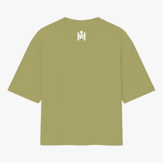 Camiseta com estampa frontal de rosto sorridente decorado com folhas e texto "Elevate Your Frequency" emoldurado por elementos naturais e estampa traseira de símbolo geométrico simples próximo à gola.