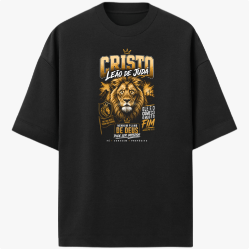 Camiseta com estampa frontal de um leão majestoso cercado por textos em estilo impactante, incorporando elementos de poder, fé e espiritualidade.