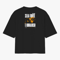 Camiseta com estampa frontal de texto pequeno discreto e estampa traseira de leão imponente com frases encorajadoras acima e abaixo da imagem.