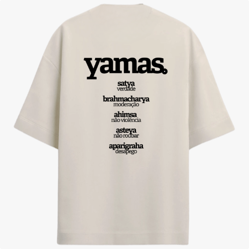 Camiseta com estampa frontal de "aparigraha. desapego" e estampa traseira de "yamas." seguida de palavras como "satya" e seus significados em lista vertical.
