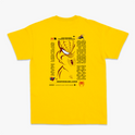 Camiseta com estampa frontal de aranha estilizada de linhas finas e estampa traseira de rosto delineado com texto e referências icônicas.