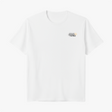 Camiseta com estampa frontal de "Jesus is King" decorada com uma coroa e estampa traseira apresentando cruz refletida na água com "Jesus is King".