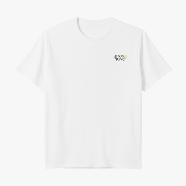 Camiseta com estampa frontal de "Jesus is King" decorada com uma coroa e estampa traseira apresentando cruz refletida na água com "Jesus is King".