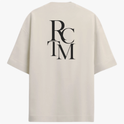 Camiseta com estampa frontal de lettering cursivo "Raceteam Built Different" e estampa traseira de iniciais sobrepostas em fonte de grande porte "RC TM".