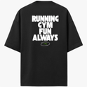 Camiseta com estampa frontal de pequeno logotipo geométrico e estampa traseira de palavras "RUNNING GYM FUN ALWAYS" sobre um oval com "TMG".