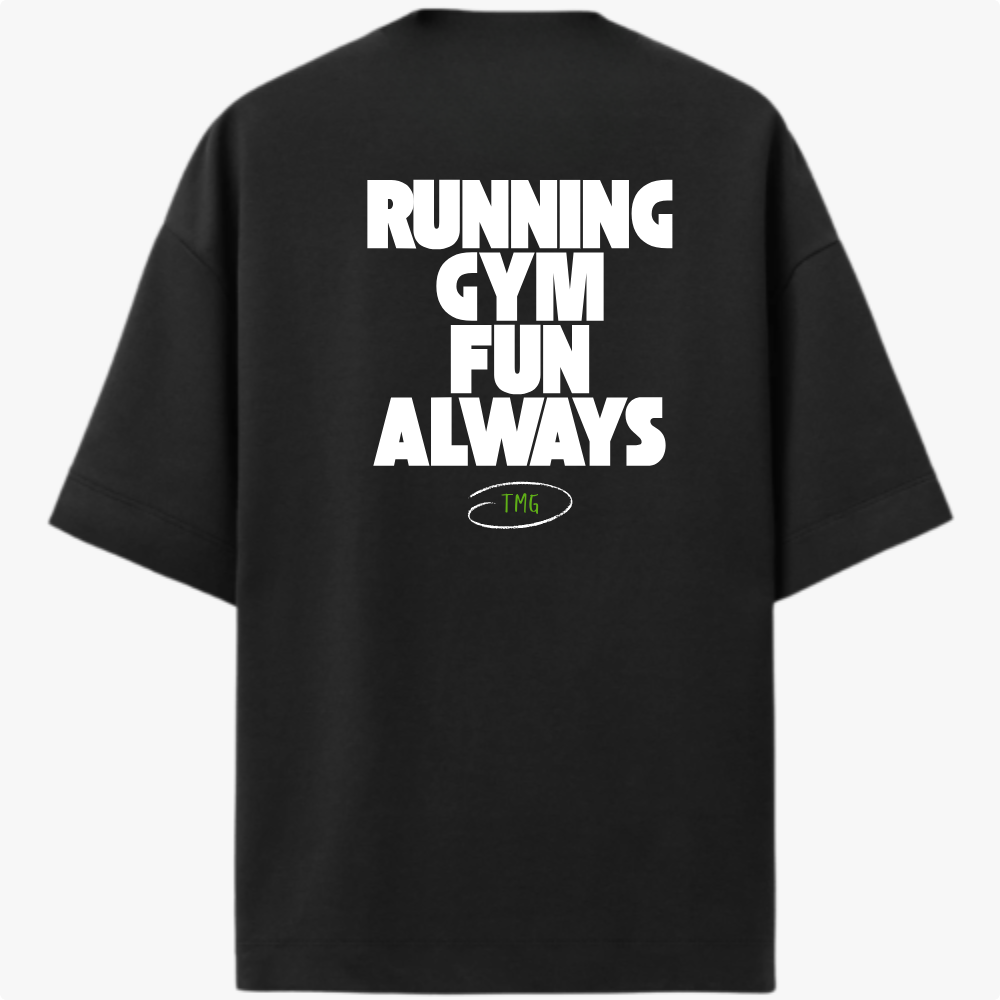 Camiseta com estampa frontal de pequeno logotipo geométrico e estampa traseira de palavras "RUNNING GYM FUN ALWAYS" sobre um oval com "TMG".