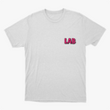 Camiseta com estampa frontal de letras estilizadas formando "LAB" no peito e estampa traseira de frase "CONNECTING PEOPLE WITH JESUS!" no canto inferior.