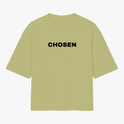 Camiseta com estampa frontal de palavra singular centralizada, destacando-se em letras maiúsculas, projetando uma estética minimalista e direta.