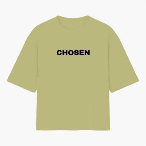 Camiseta com estampa frontal de palavra singular centralizada, destacando-se em letras maiúsculas, projetando uma estética minimalista e direta.