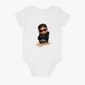 Body infantil com estampa frontal de urso estiloso usando boné e óculos escuros, com a frase "Mini Abusadinho" destacando-se abaixo.