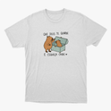Camiseta com estampa frontal de dois capivaras, uma do lado de fora e outra dentro de uma caixa, acompanhadas da frase "QUE DEUS TE GUARDE E ESQUEÇA ONDE".