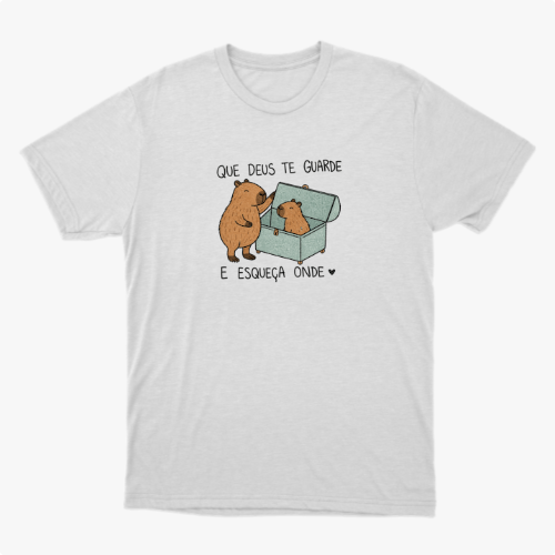 Camiseta com estampa frontal de dois capivaras, uma do lado de fora e outra dentro de uma caixa, acompanhadas da frase "QUE DEUS TE GUARDE E ESQUEÇA ONDE".