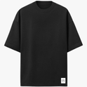 Camiseta com estampa frontal de pequeno logotipo circular minimalista no canto inferior e estampa traseira de bandeira estilizada com efeito respingos.