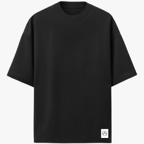 Camiseta com estampa frontal de pequeno logotipo circular minimalista no canto inferior e estampa traseira de bandeira estilizada com efeito respingos.