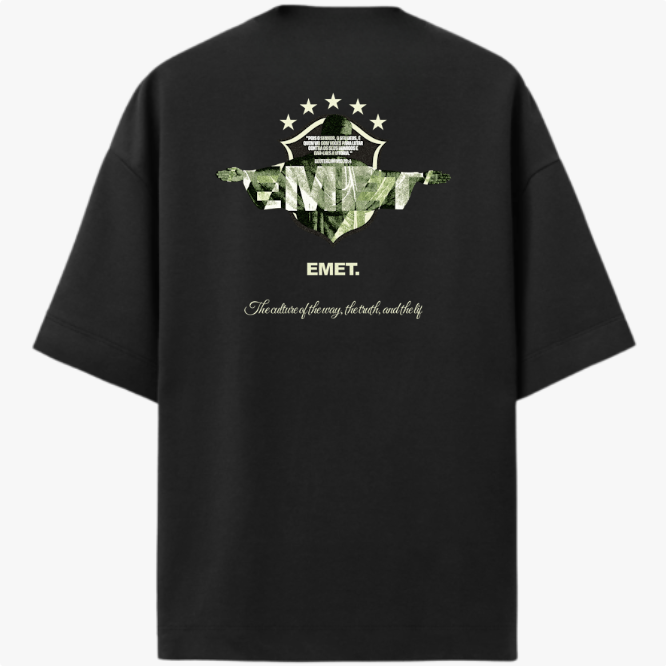 Camiseta com estampa frontal de "EMET." e "BRASIL 2026." e estampa traseira de emblema com "EMET.", estrelas e citação sobre cultura e vida.