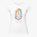 Camiseta com estampa frontal de imagem de Nossa Senhora em moldura colorida com flores e frase "Nossa Senhora, rogai por nós" e estampa traseira de logotipo com cruz e texto.