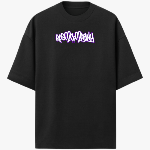 Camiseta com estampa frontal de tipografia estilizada, parecendo um grafite urbano, em traços grossos e curvos, formando uma composição artística vibrante.