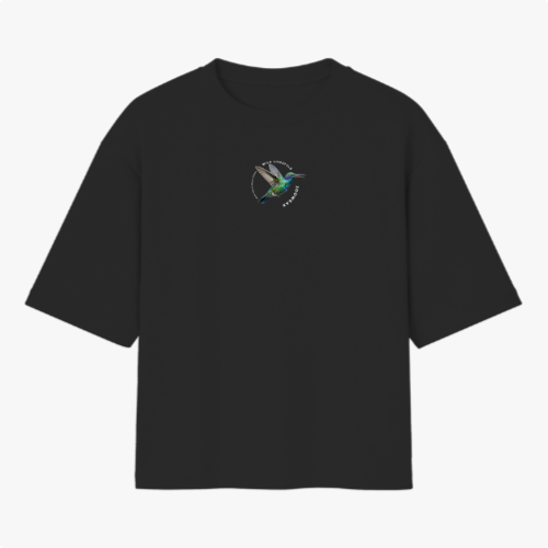 Camiseta com estampa frontal de beija-flor em voo e estampa traseira com beija-flor em destaque, acompanhada de elementos gráficos e texto estilizado.