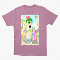 Camiseta com estampa frontal de personagem de cabelo verde e roupa casual em uma rua colorida, com sol sorridente no céu e detalhes urbanos vibrantes.