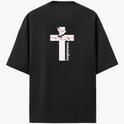 Camiseta com estampa frontal de uma construção em estilo clássico e texto pequeno, e estampa traseira de uma cruz com uma pomba, mãos rezando e a palavra "forgiveness".