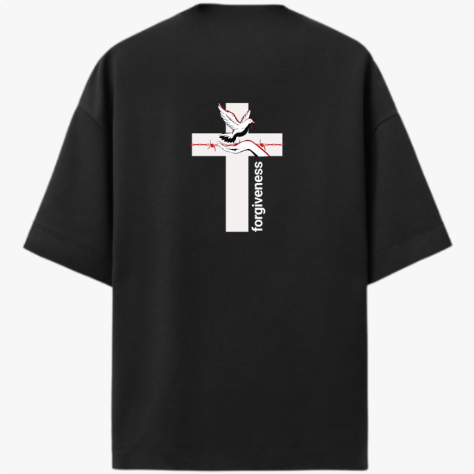 Camiseta com estampa frontal de uma construção em estilo clássico e texto pequeno, e estampa traseira de uma cruz com uma pomba, mãos rezando e a palavra "forgiveness".