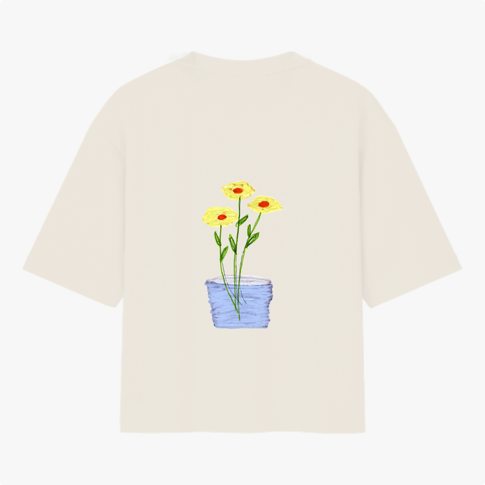 Camiseta com estampa frontal de texto em letras simples "Il raccolto è inevitabile." e estampa traseira de vaso azul com três flores amarelas e caule verde.