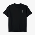 Camiseta com estampa frontal de cruz vertical com detalhes finos e estampa traseira com frase "SOMOS A GERAÇÃO ELEITA", globo de linhas e citação bíblica.