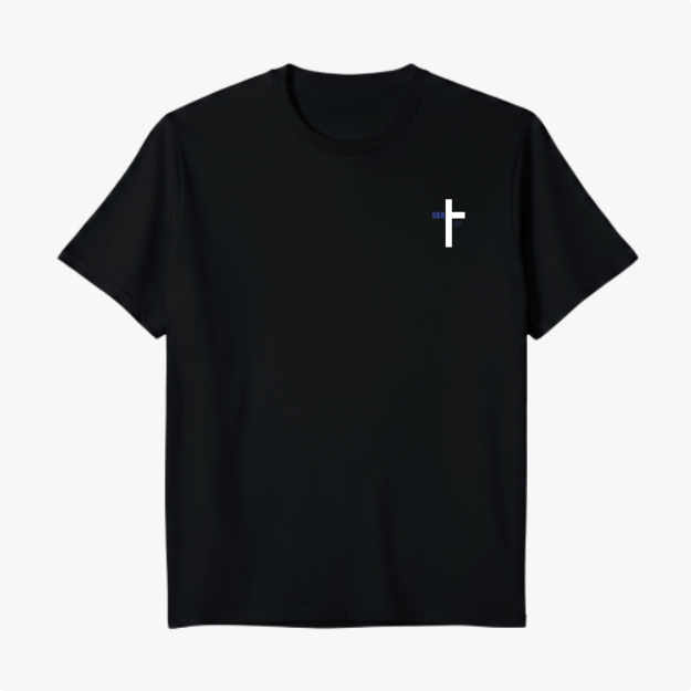 Camiseta com estampa frontal de cruz vertical com detalhes finos e estampa traseira com frase "SOMOS A GERAÇÃO ELEITA", globo de linhas e citação bíblica.