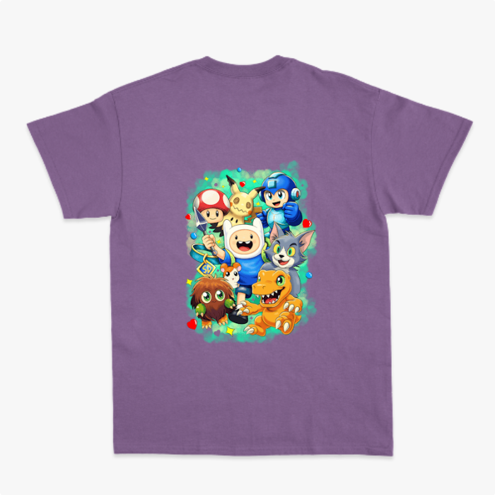 Camiseta com estampa frontal de uma inicial estilizada e estampa traseira com vários personagens icônicos de jogos e animações em um agrupamento vibrante.