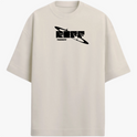 Camiseta com estampa frontal de texto estilizado com efeito 3D, acompanhada por órbita circular e detalhes geométricos, formando um design moderno.