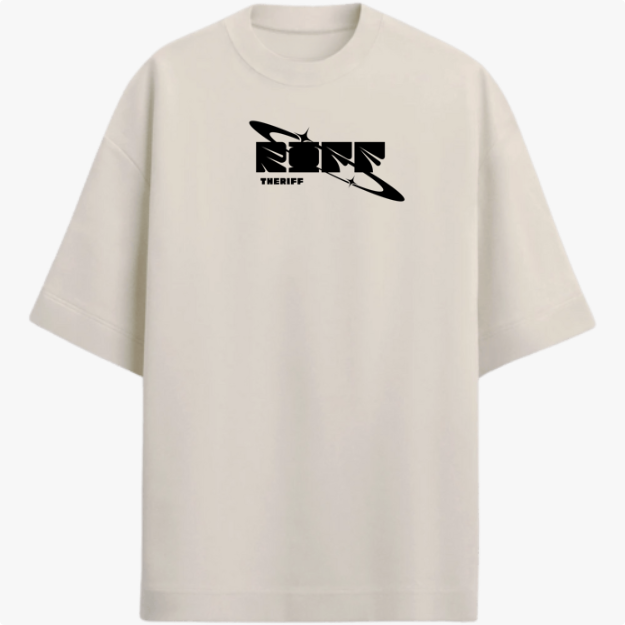 Camiseta com estampa frontal de texto estilizado com efeito 3D, acompanhada por órbita circular e detalhes geométricos, formando um design moderno.