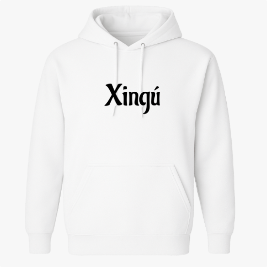 Moletom com estampa frontal de "Xingu" em fonte destacada e estampa traseira de "Kuarup" em orientação vertical, ambas letras em estilo clássico.