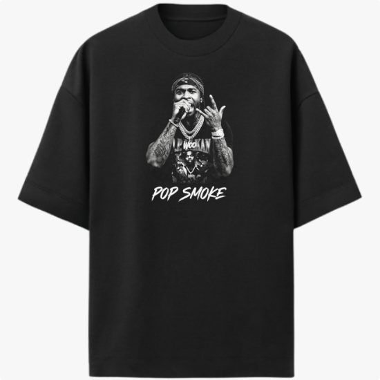 Camiseta com estampa frontal de cantor segurando microfone com colares, tatuagens e a frase "Pop Smoke" logo abaixo da imagem detalhada.