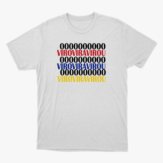 Camiseta com estampa frontal de linhas de zeros alternadas com a palavra "VIROVIRAVIROU" em vermelho, azul e amarelo.
