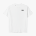 Camiseta com estampa frontal de logotipo em estilo tipográfico moderno, composto pelas letras "BZL" acompanhadas da palavra "studio" em um canto do peito.