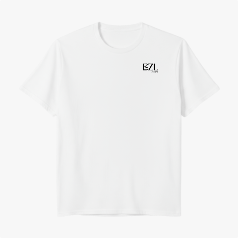 Camiseta com estampa frontal de logotipo em estilo tipográfico moderno, composto pelas letras "BZL" acompanhadas da palavra "studio" em um canto do peito.