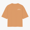 Camiseta com estampa frontal de texto "Forró é patrimônio" no lado superior esquerdo e estampa traseira de pequeno círculo ornamental no centro do colarinho.
