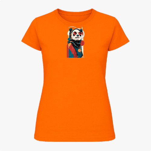 Camiseta com estampa frontal de panda estilizado, vestindo roupa clássica e chapéu, sobre fundo geométrico abstrato contrastante.