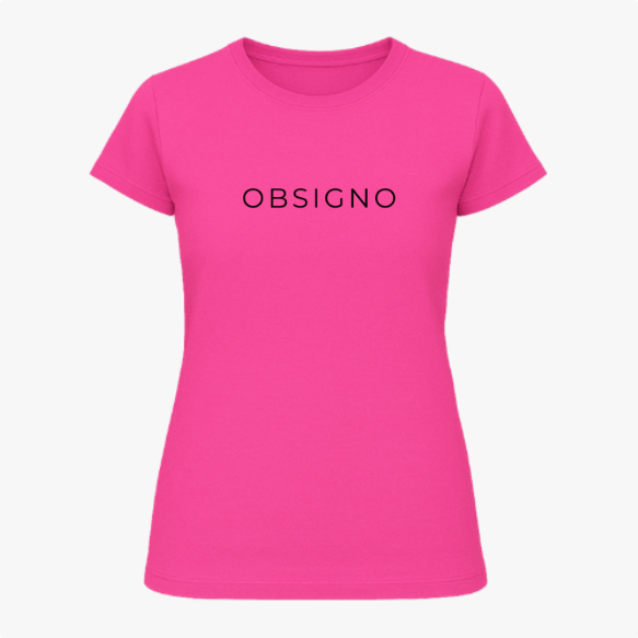 Camiseta com estampa frontal de texto minimalista apresentando a palavra "OBSIGNO" em um estilo simples e moderno.