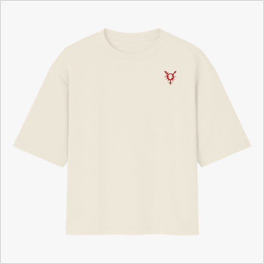 Camiseta com estampa frontal de símbolo geométrico estilizado e estampa traseira de garrafa com chama, frase de identidade pessoal e palavras destacadas.