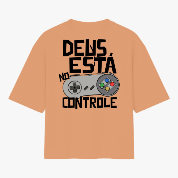 Camiseta com estampa frontal de logo pequeno escrito “VIGIA” no centro e estampa traseira de controle de videogame com frase “DEUS ESTÁ NO CONTROLE”.