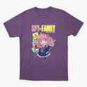 Camiseta com estampa frontal de personagem animado de cabelo rosa, cercado por blocos com letras coloridas, sobre o texto "SPY x FAMILY".