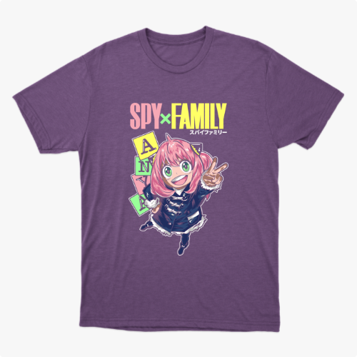 Camiseta com estampa frontal de personagem animado de cabelo rosa, cercado por blocos com letras coloridas, sobre o texto "SPY x FAMILY".